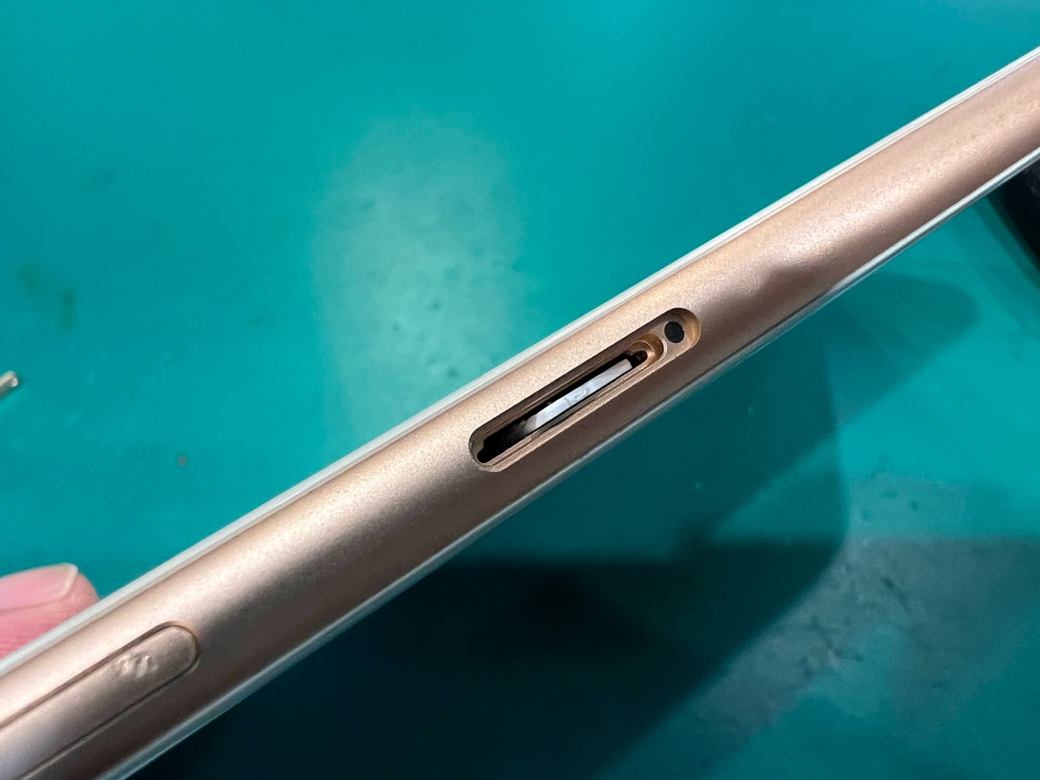 iPhone8Plus（アイフォン）SIMカード取り出し！20分で無事救出